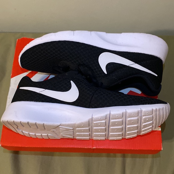 nike low top sneaker - Picture 3 of 4